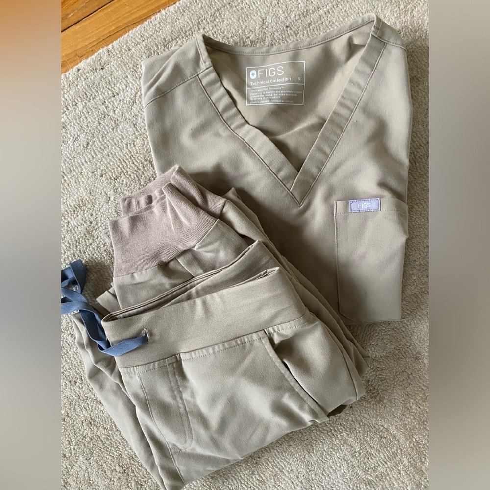 Figs mocha scrubs like new
